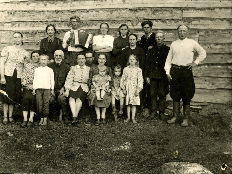 KKE 4515.jpg - Rodzina Wierzbickich ze znajomymi, Łukaszewicze, 1951 r.